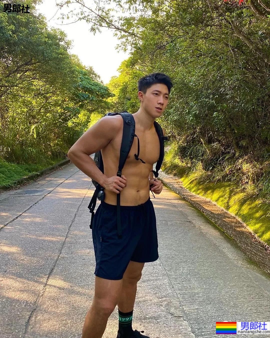 奶凶奶凶的肌肉网红小哥，能奶能狼还超甜的宝藏男孩！ - 51虹马