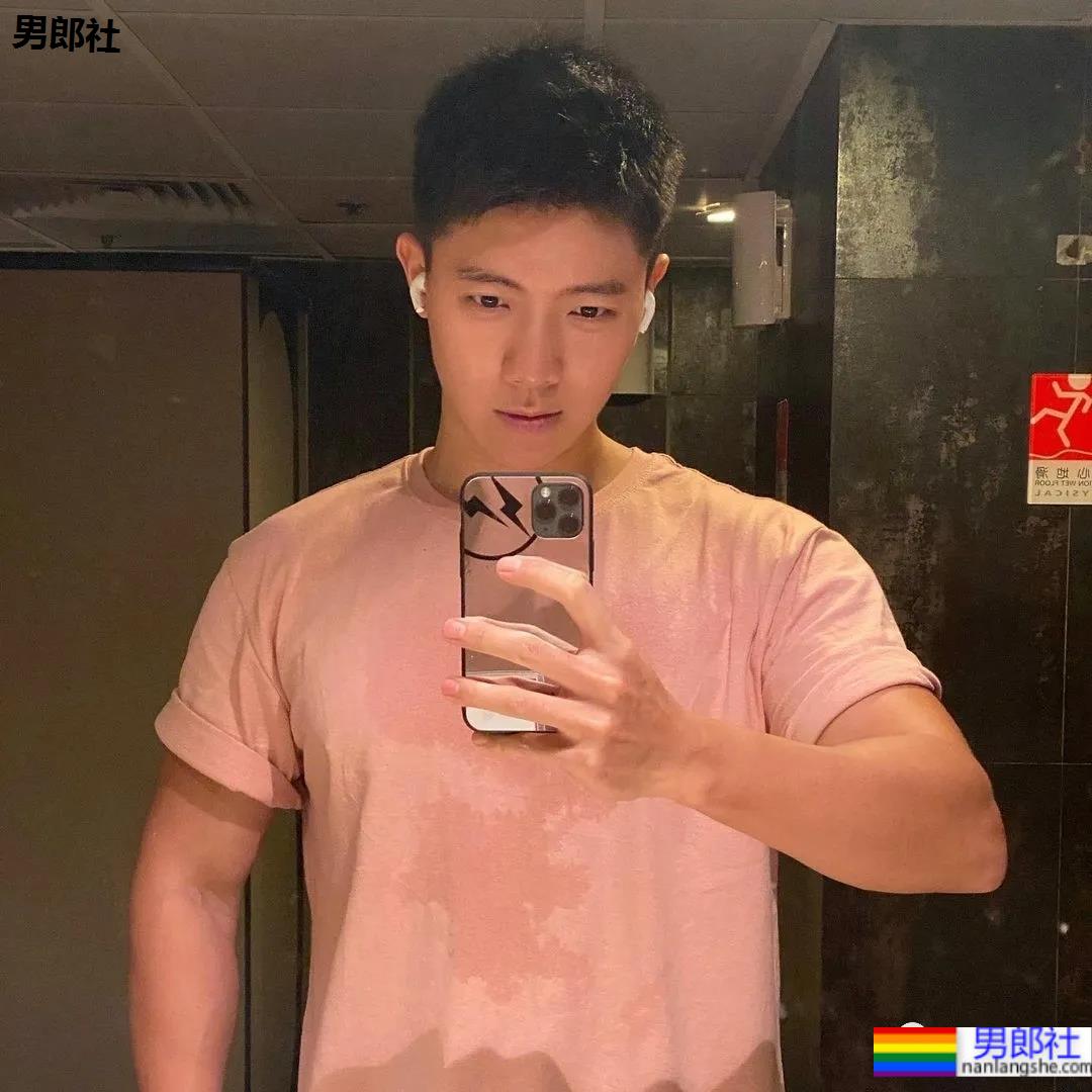 奶凶奶凶的肌肉网红小哥，能奶能狼还超甜的宝藏男孩！ - 51虹马