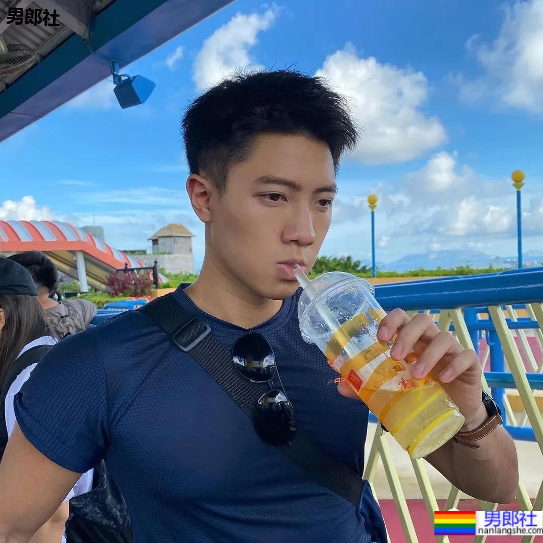 奶凶奶凶的肌肉网红小哥，能奶能狼还超甜的宝藏男孩！ - 51虹马