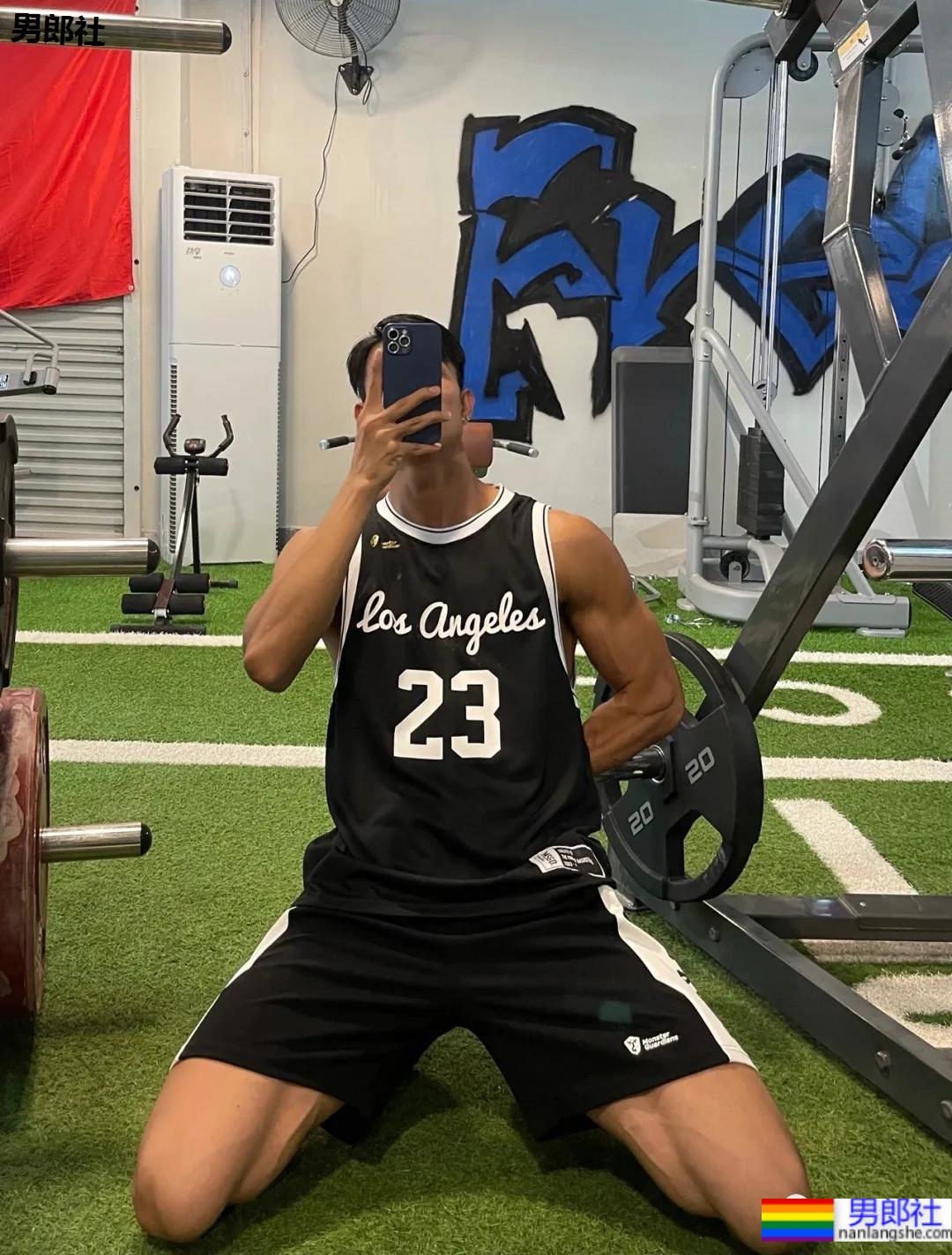 185CM腹肌健身男模，是你理想的男友身材吗？ - 51虹马