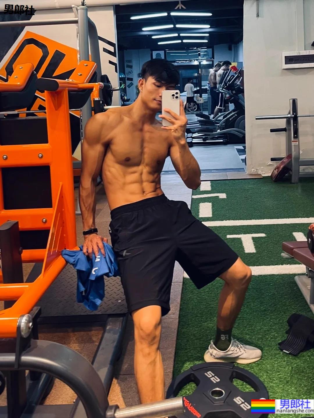 185CM腹肌健身男模，是你理想的男友身材吗？ - 51虹马