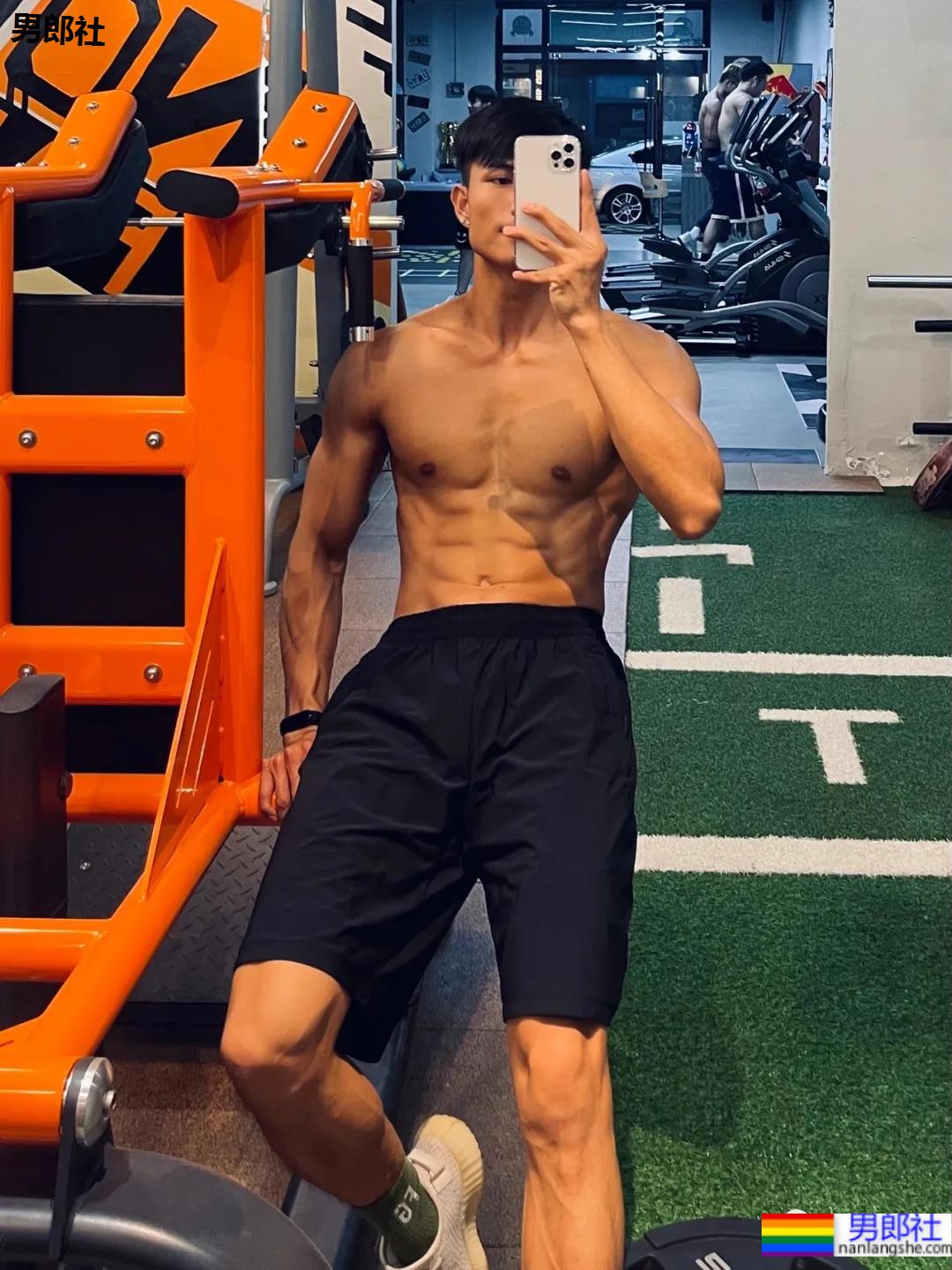 185CM腹肌健身男模，是你理想的男友身材吗？ - 51虹马