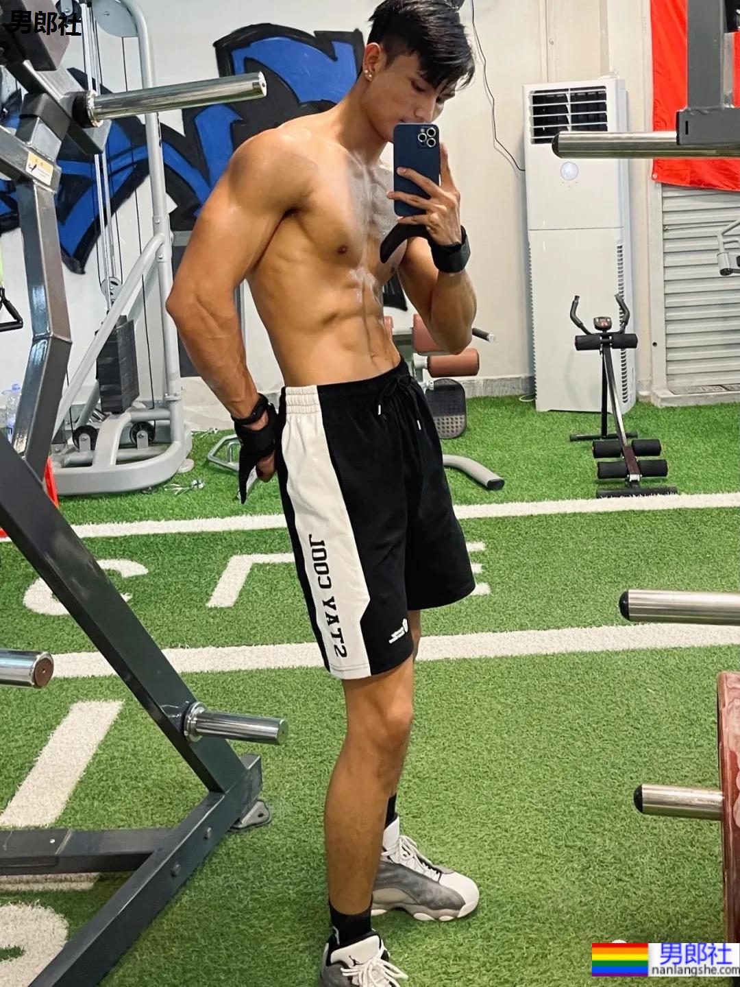 185CM腹肌健身男模，是你理想的男友身材吗？ - 51虹马