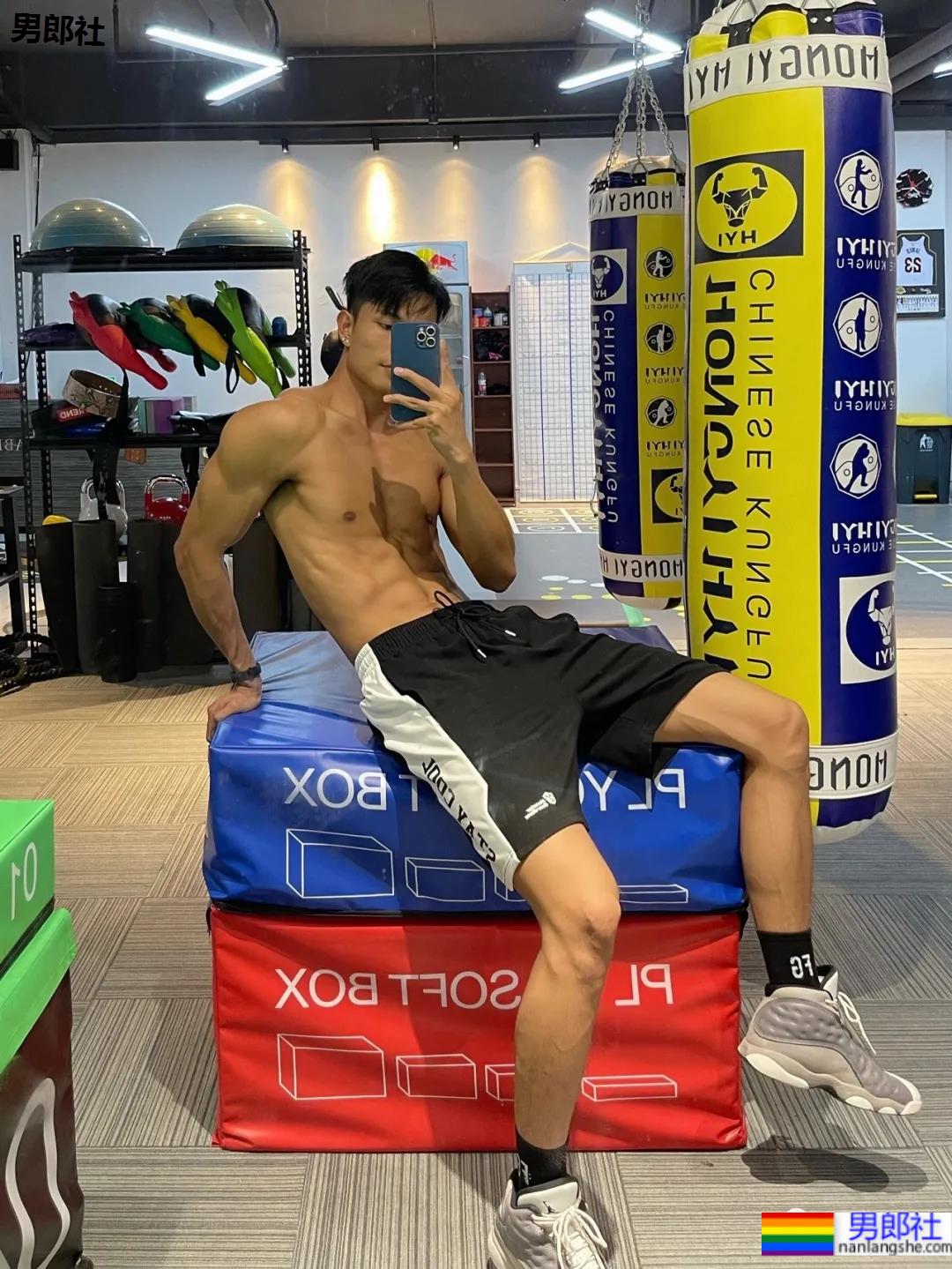 185CM腹肌健身男模，是你理想的男友身材吗？ - 51虹马