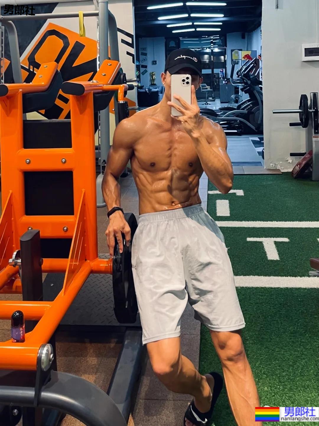 185CM腹肌健身男模，是你理想的男友身材吗？ - 51虹马