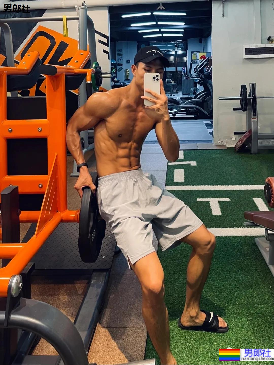 185CM腹肌健身男模，是你理想的男友身材吗？ - 51虹马