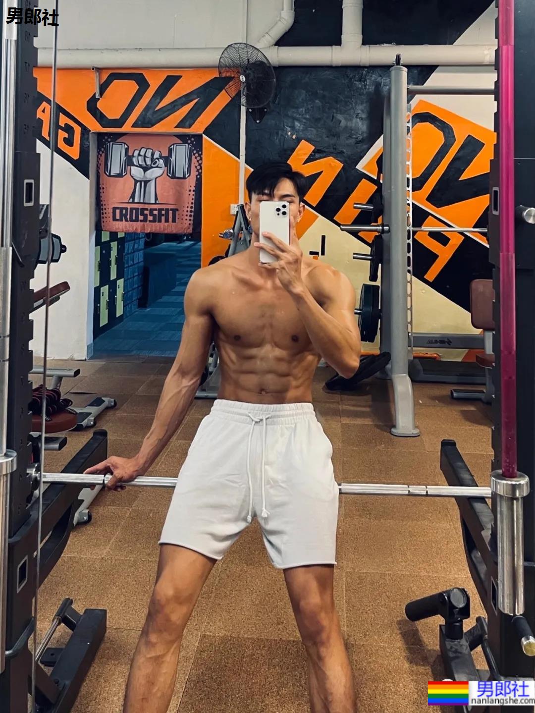 185CM腹肌健身男模，是你理想的男友身材吗？ - 51虹马