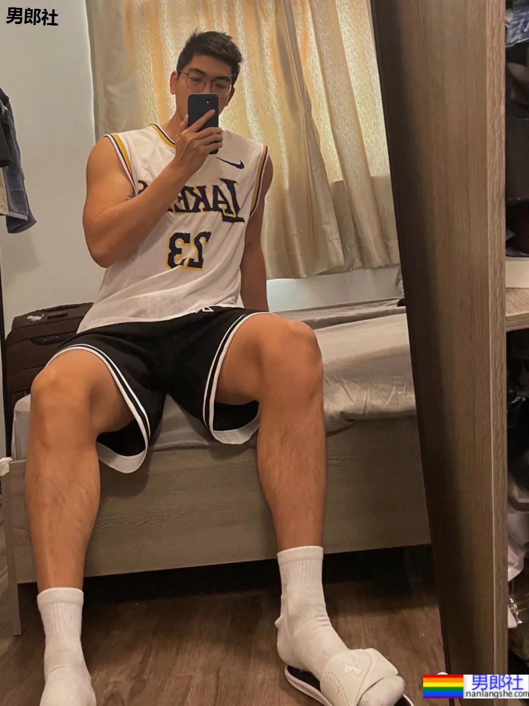 是球服少年也是正装帅男,这个高帅健壮男生太可了!-51虹马