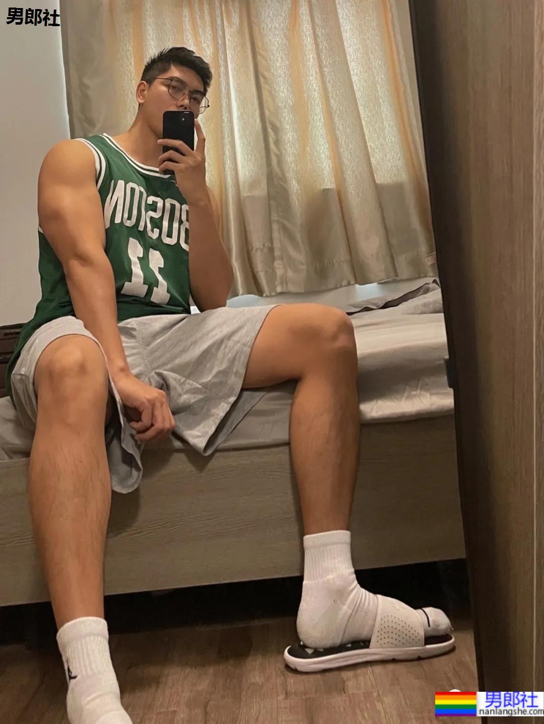 是球服少年也是正装帅男，这个高帅健壮男生太可了！ - 51虹马