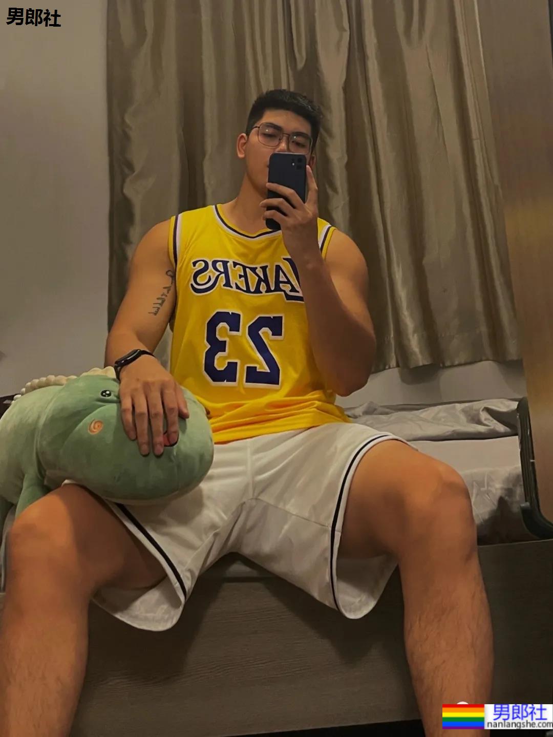 是球服少年也是正装帅男，这个高帅健壮男生太可了！ - 51虹马