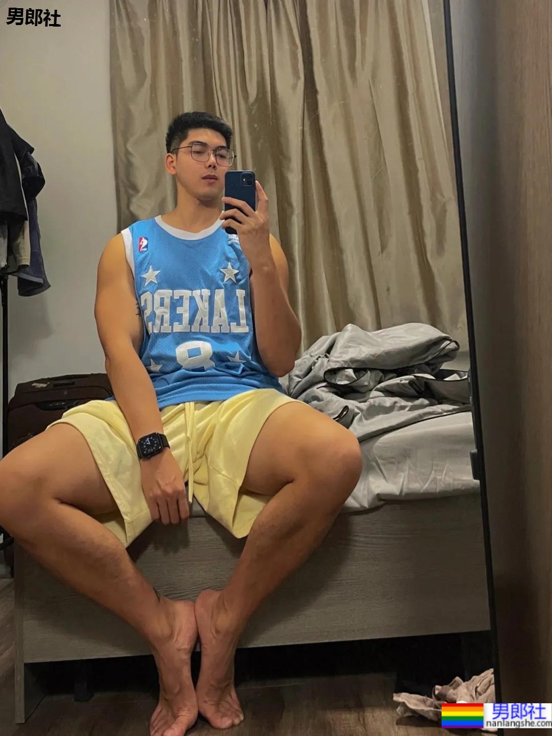 是球服少年也是正装帅男，这个高帅健壮男生太可了！ - 51虹马