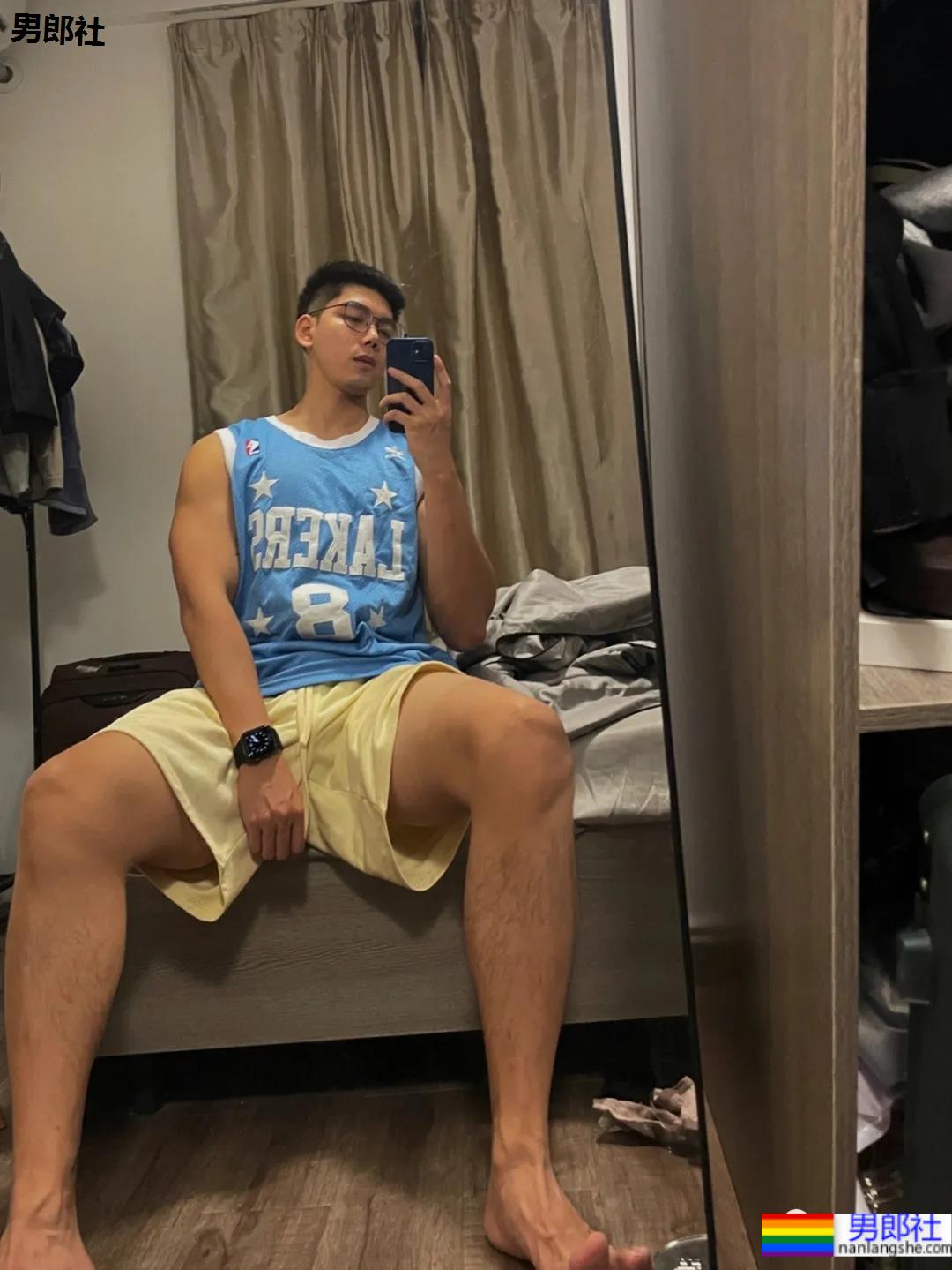 是球服少年也是正装帅男，这个高帅健壮男生太可了！ - 51虹马