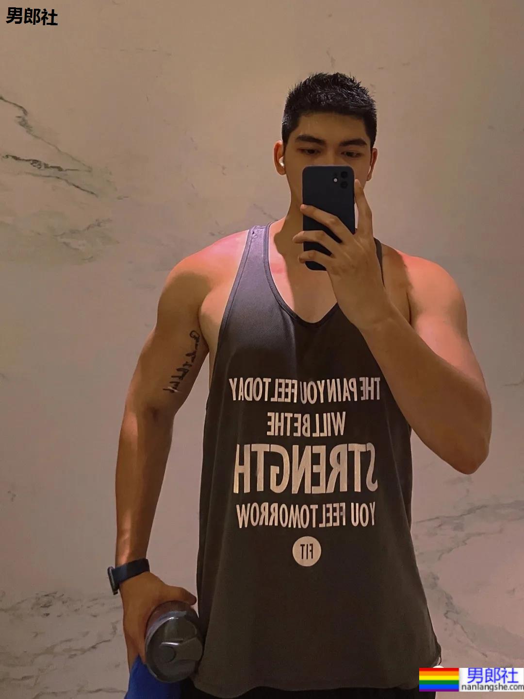 是球服少年也是正装帅男，这个高帅健壮男生太可了！ - 51虹马