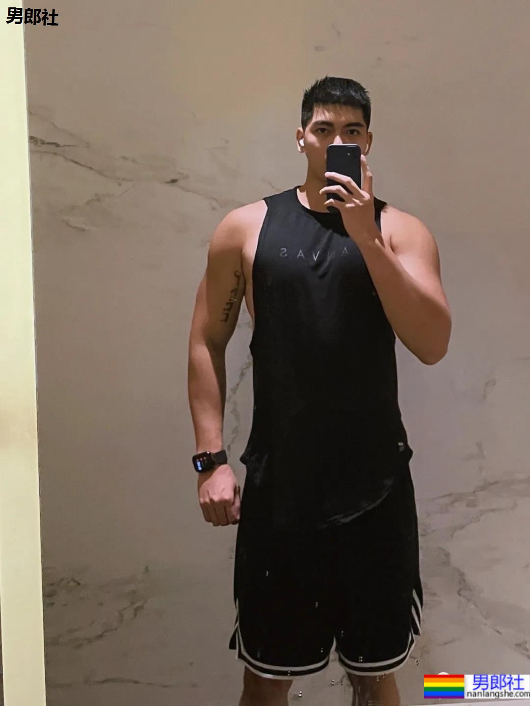 是球服少年也是正装帅男，这个高帅健壮男生太可了！ - 51虹马