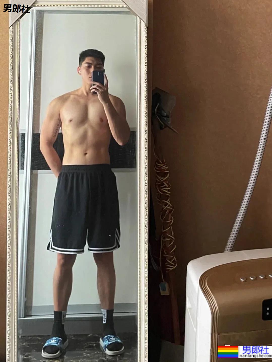 是球服少年也是正装帅男，这个高帅健壮男生太可了！ - 51虹马