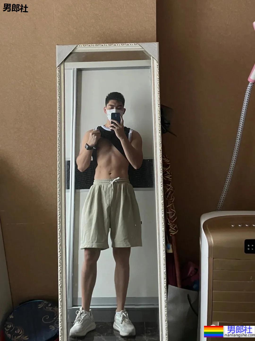 是球服少年也是正装帅男，这个高帅健壮男生太可了！ - 51虹马