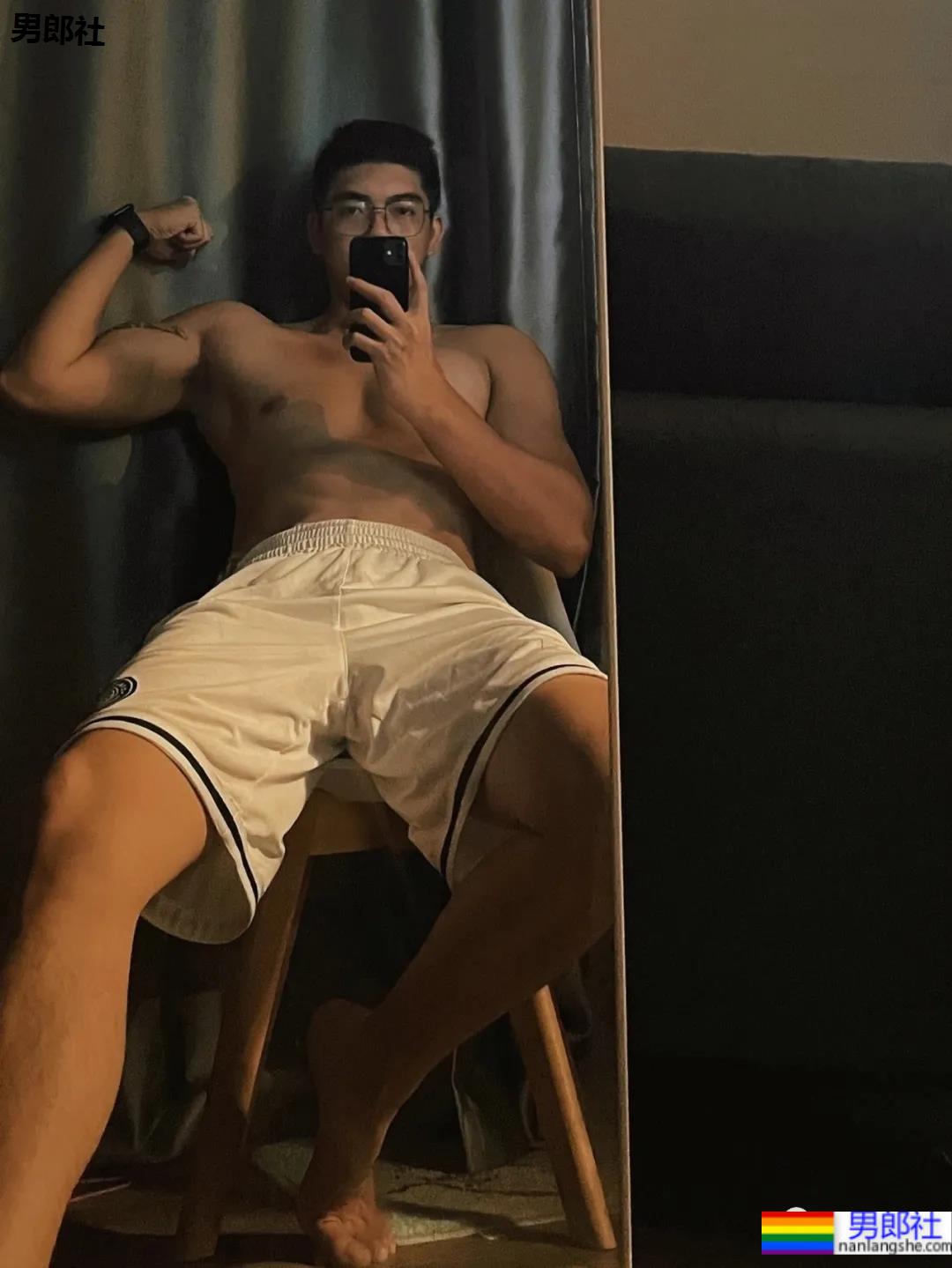 是球服少年也是正装帅男，这个高帅健壮男生太可了！ - 51虹马