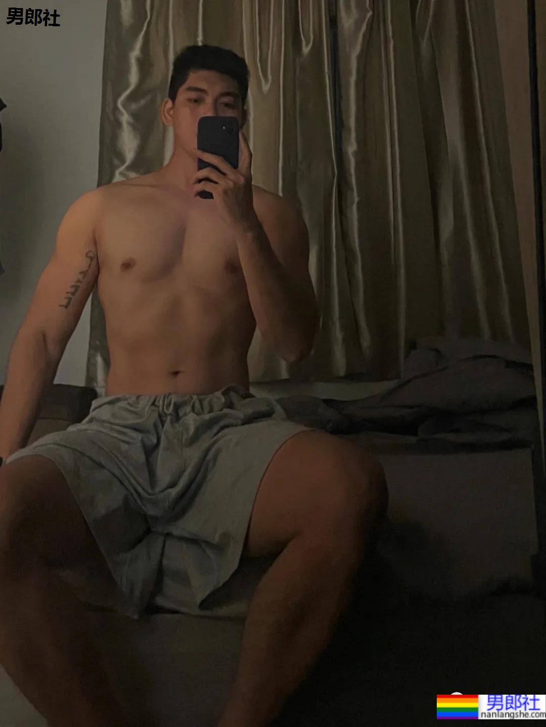 是球服少年也是正装帅男，这个高帅健壮男生太可了！ - 51虹马