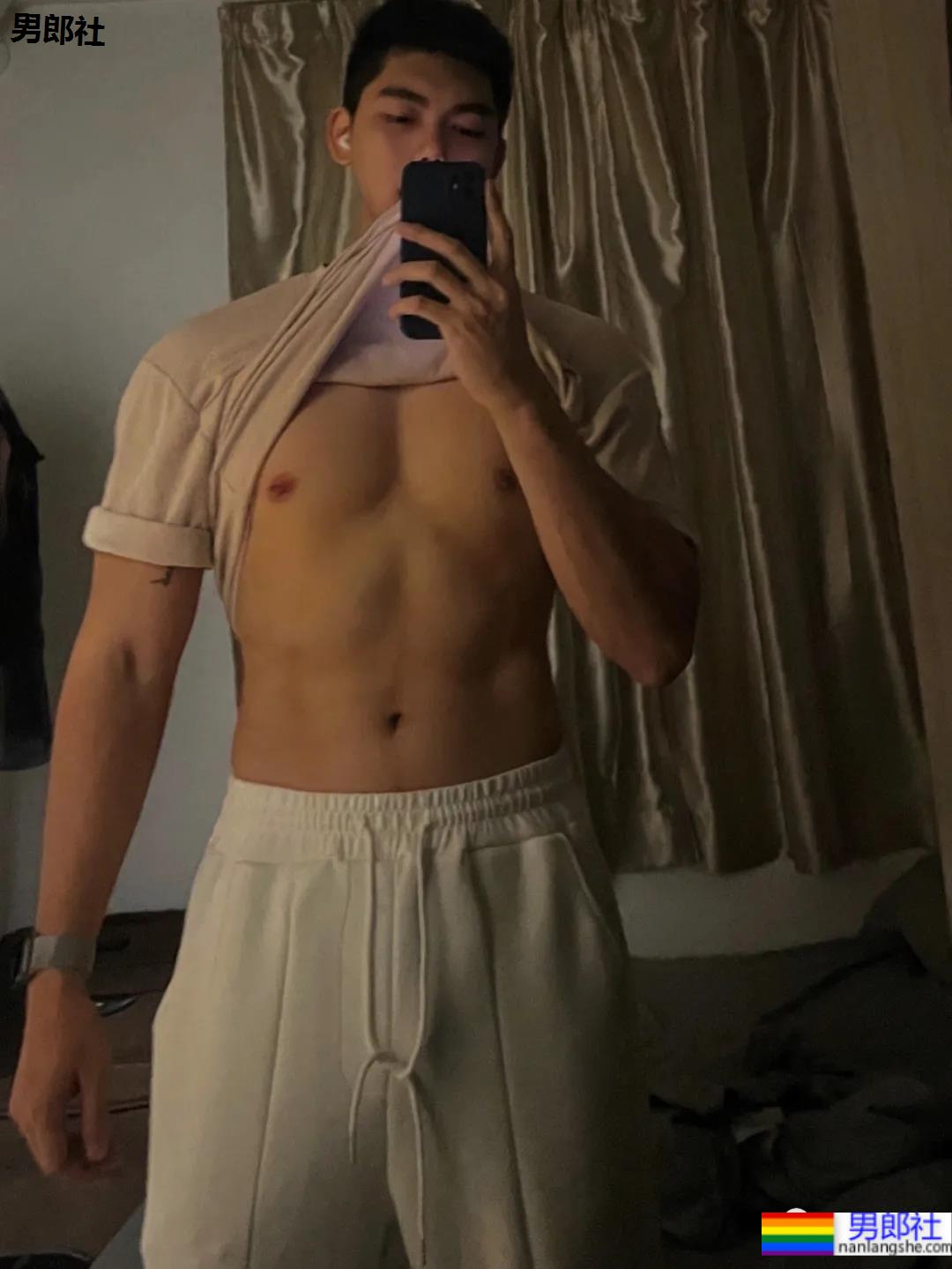 是球服少年也是正装帅男，这个高帅健壮男生太可了！ - 51虹马