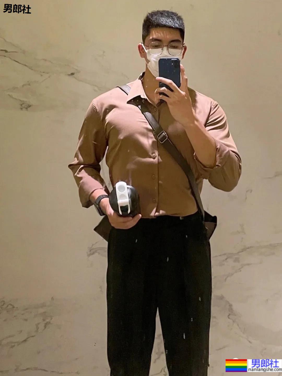 是球服少年也是正装帅男，这个高帅健壮男生太可了！ - 51虹马