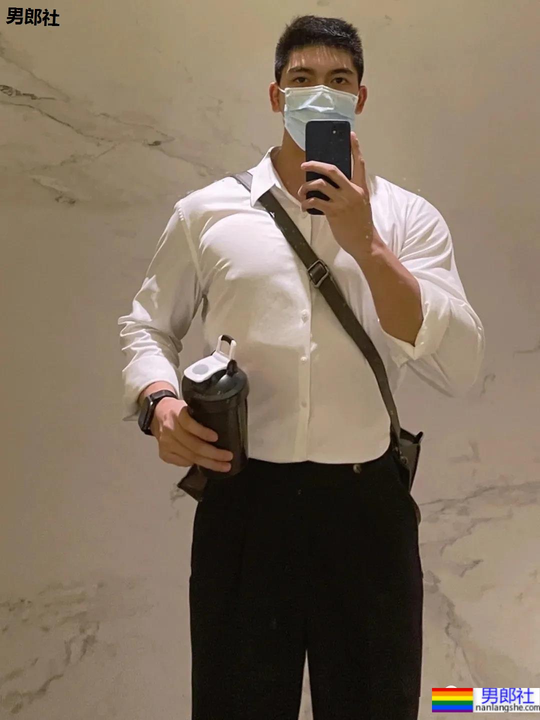 是球服少年也是正装帅男，这个高帅健壮男生太可了！ - 51虹马