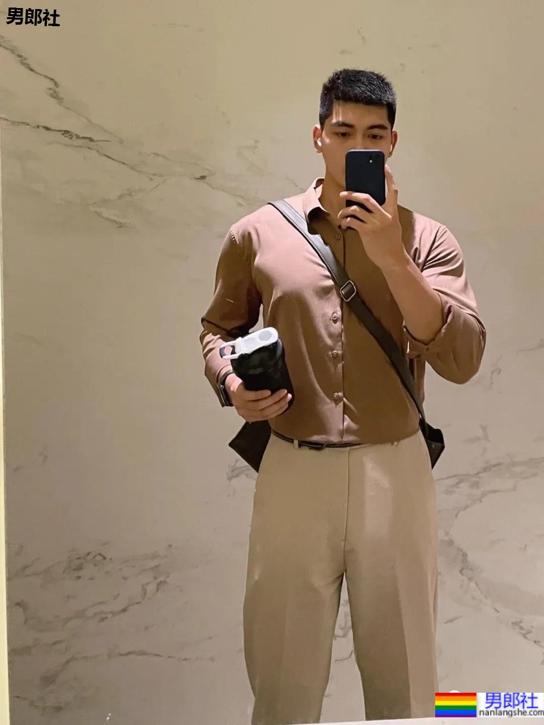 是球服少年也是正装帅男，这个高帅健壮男生太可了！ - 51虹马