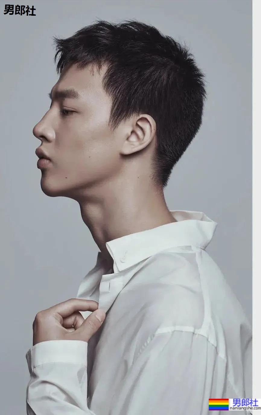 新晋男神尹昉官宣当爸爸上热搜！多少人曾馋过他的身子！ - 51虹马