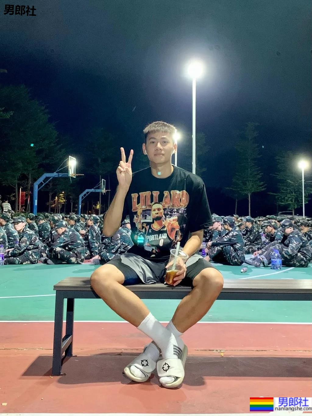 192CM体育生喝奶茶围观军训火了，00年薄肌长腿篮球男孩也太会自拍了！-51虹马