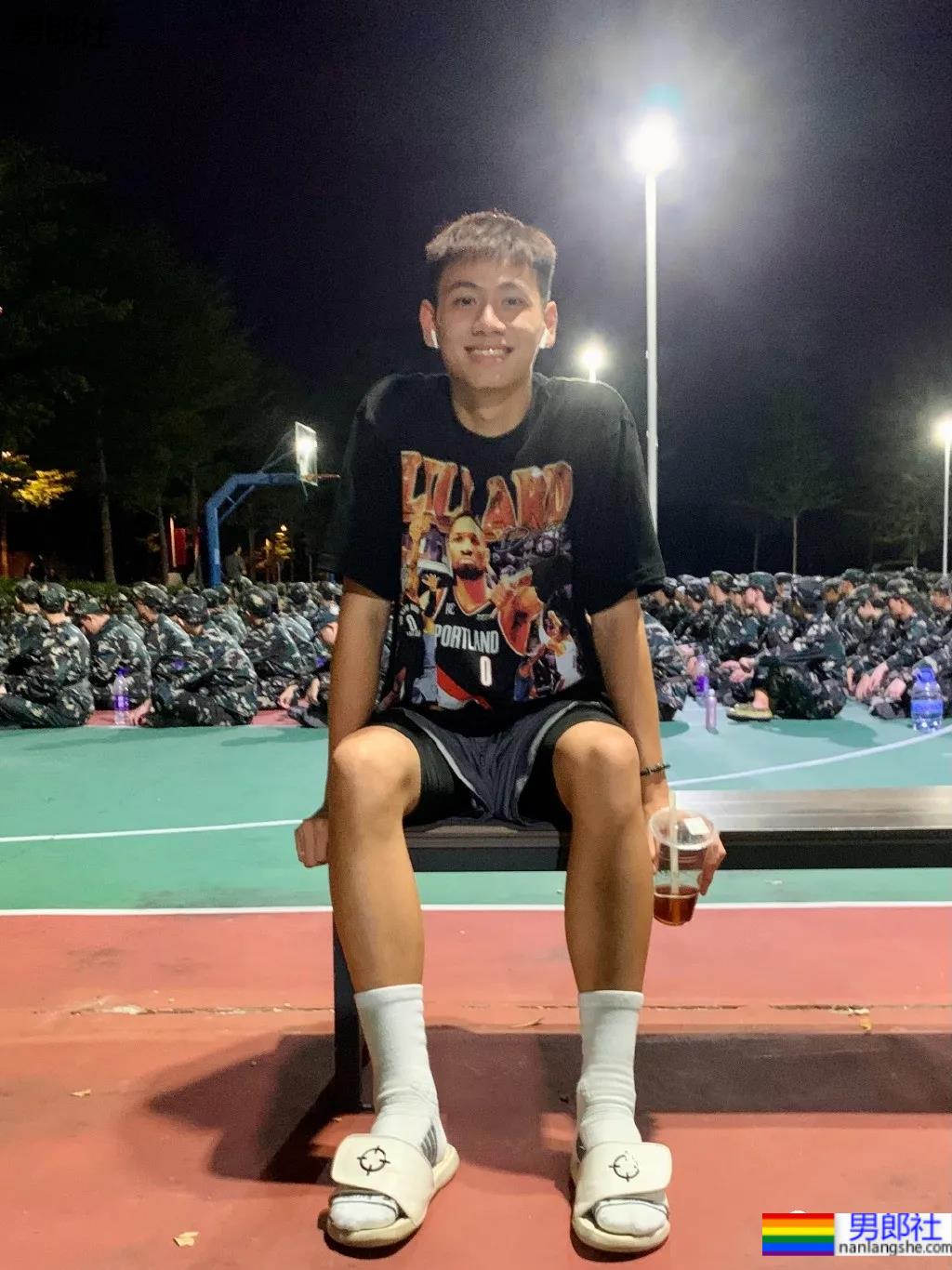 192CM体育生喝奶茶围观军训火了，00年薄肌长腿篮球男孩也太会自拍了！ - 51虹马