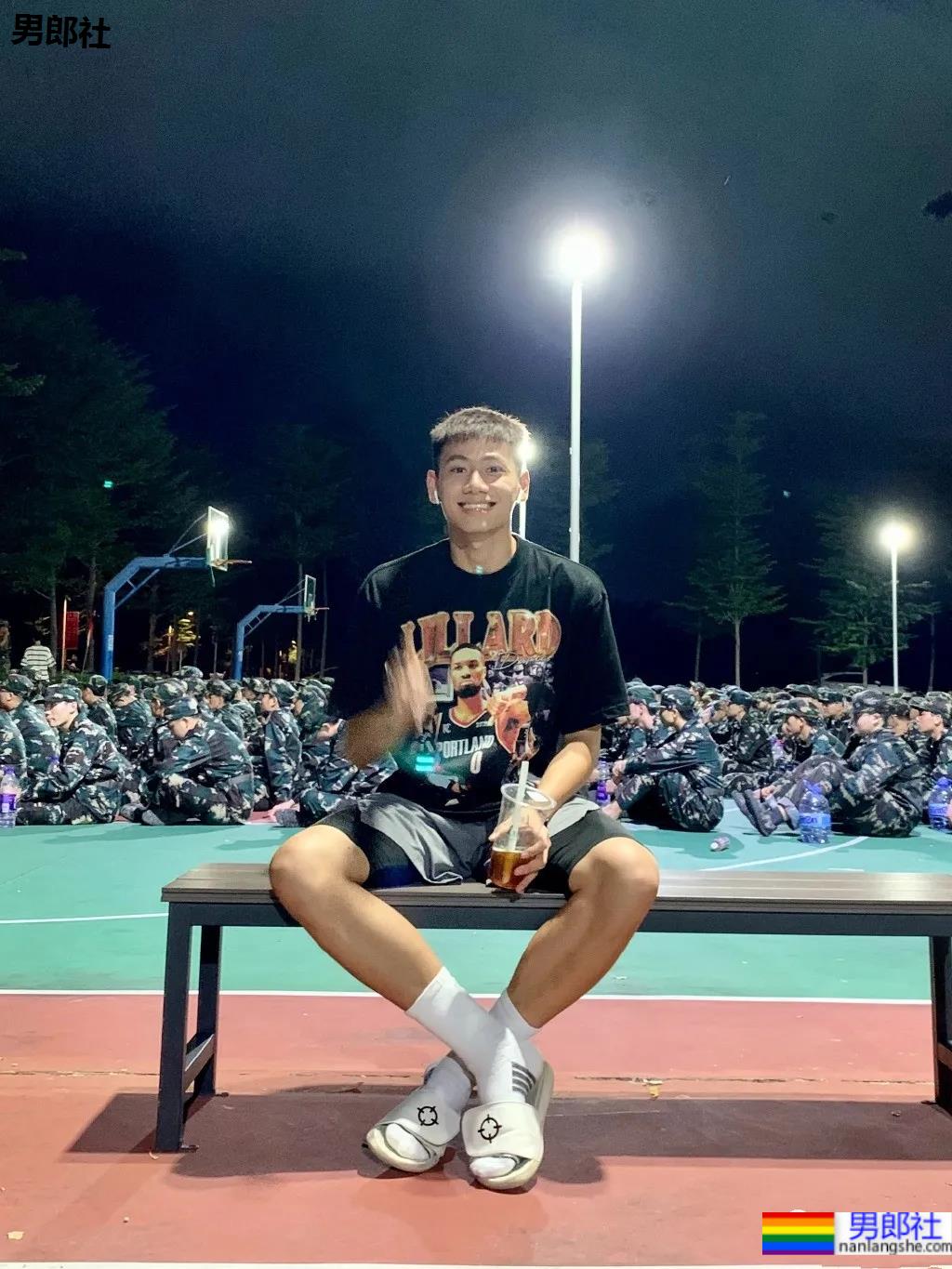 192CM体育生喝奶茶围观军训火了，00年薄肌长腿篮球男孩也太会自拍了！ - 51虹马