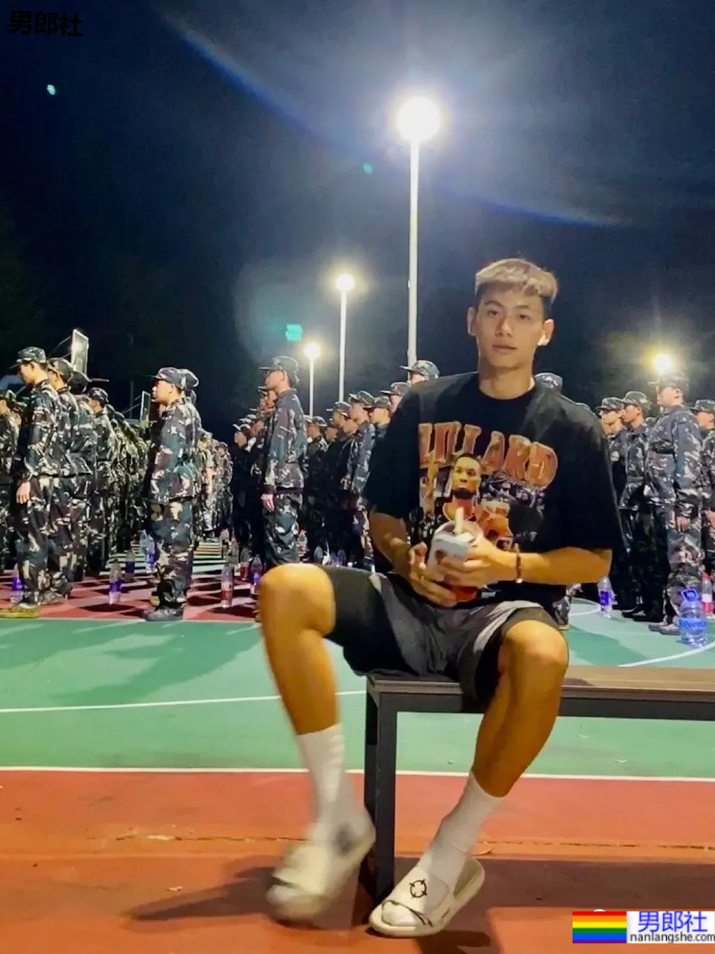 192CM体育生喝奶茶围观军训火了，00年薄肌长腿篮球男孩也太会自拍了！ - 51虹马