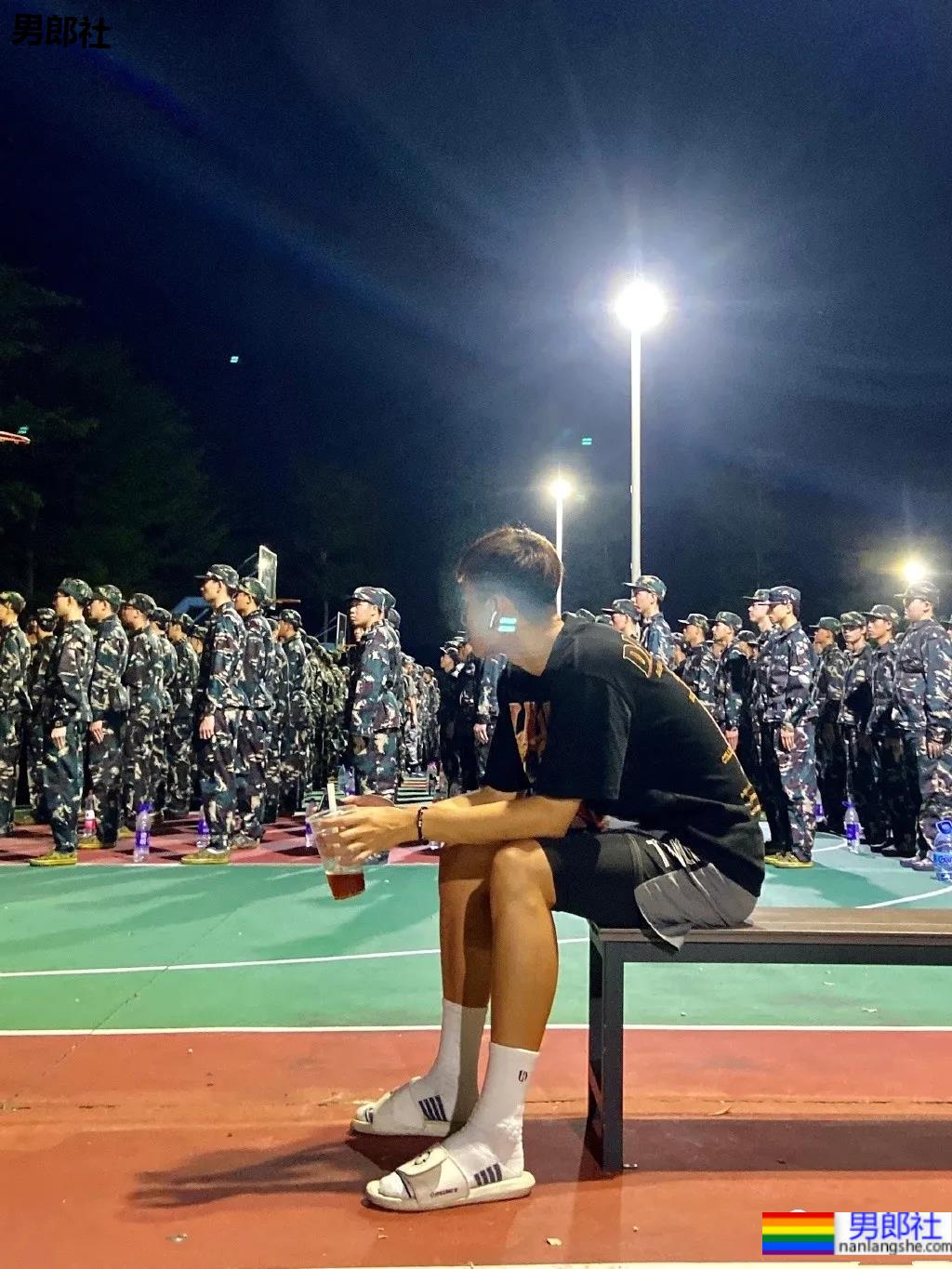 192CM体育生喝奶茶围观军训火了，00年薄肌长腿篮球男孩也太会自拍了！ - 51虹马