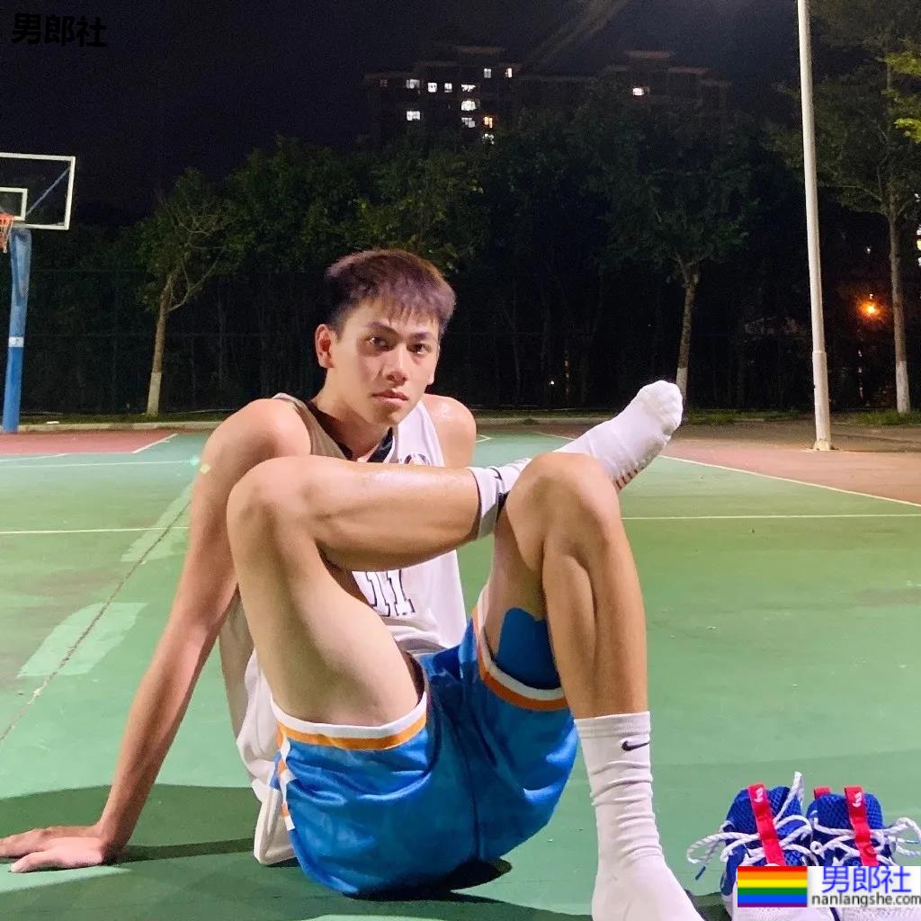 192CM体育生喝奶茶围观军训火了，00年薄肌长腿篮球男孩也太会自拍了！ - 51虹马