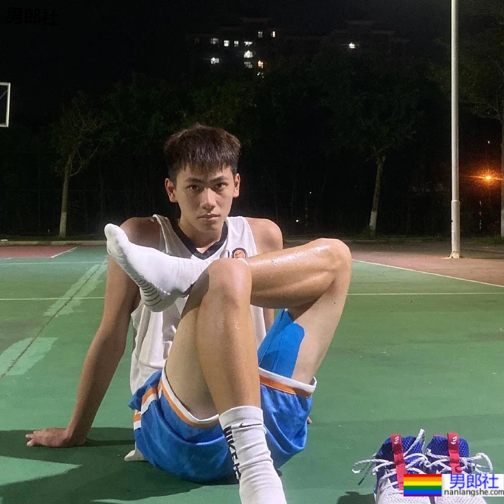 192CM体育生喝奶茶围观军训火了，00年薄肌长腿篮球男孩也太会自拍了！ - 51虹马