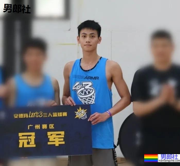 192CM体育生喝奶茶围观军训火了，00年薄肌长腿篮球男孩也太会自拍了！ - 51虹马