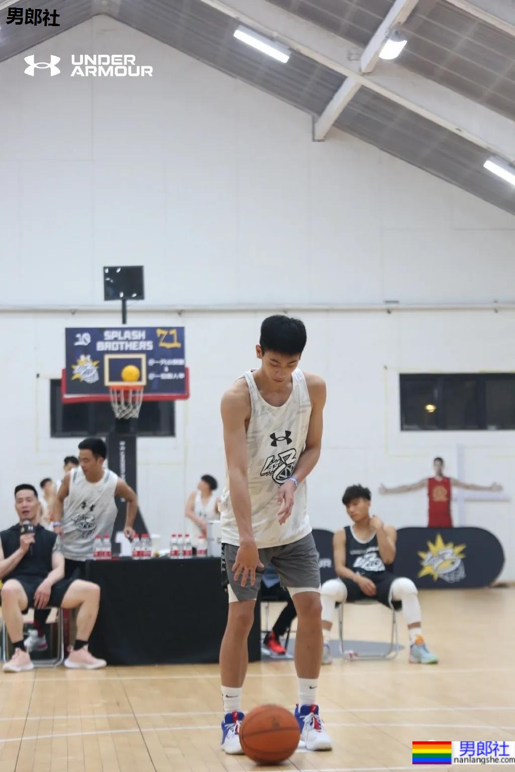 192CM体育生喝奶茶围观军训火了，00年薄肌长腿篮球男孩也太会自拍了！ - 51虹马