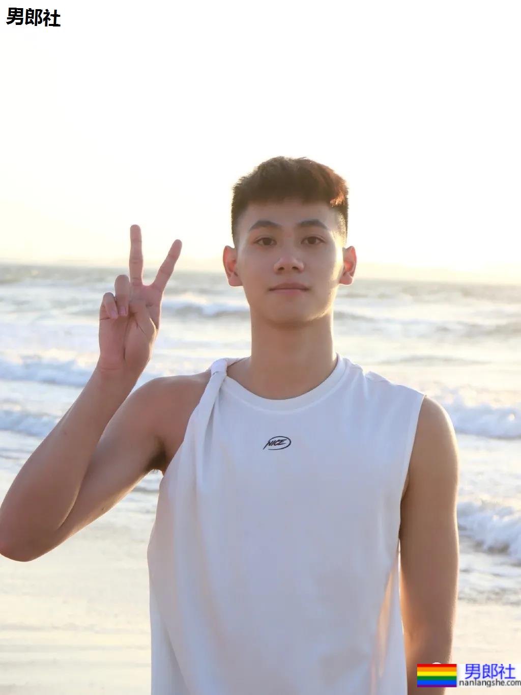 192CM体育生喝奶茶围观军训火了，00年薄肌长腿篮球男孩也太会自拍了！ - 51虹马