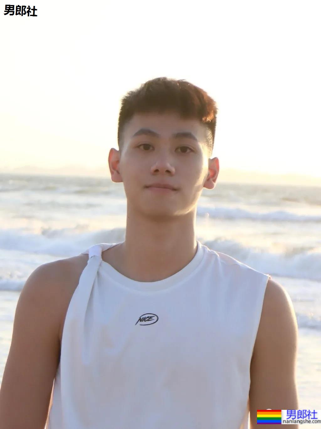 192CM体育生喝奶茶围观军训火了，00年薄肌长腿篮球男孩也太会自拍了！ - 51虹马