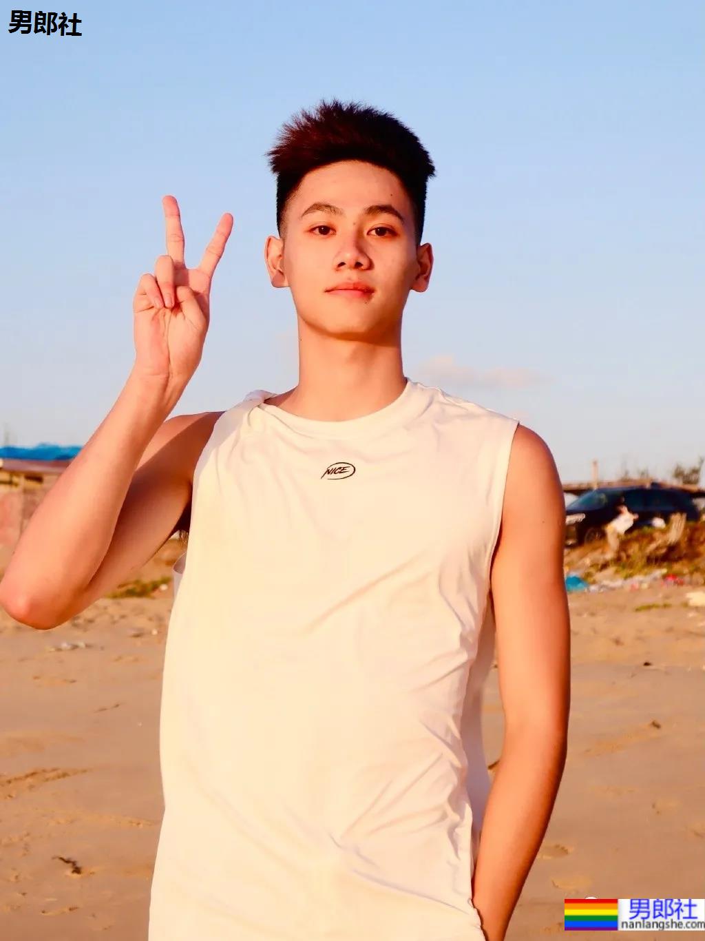 192CM体育生喝奶茶围观军训火了，00年薄肌长腿篮球男孩也太会自拍了！ - 51虹马