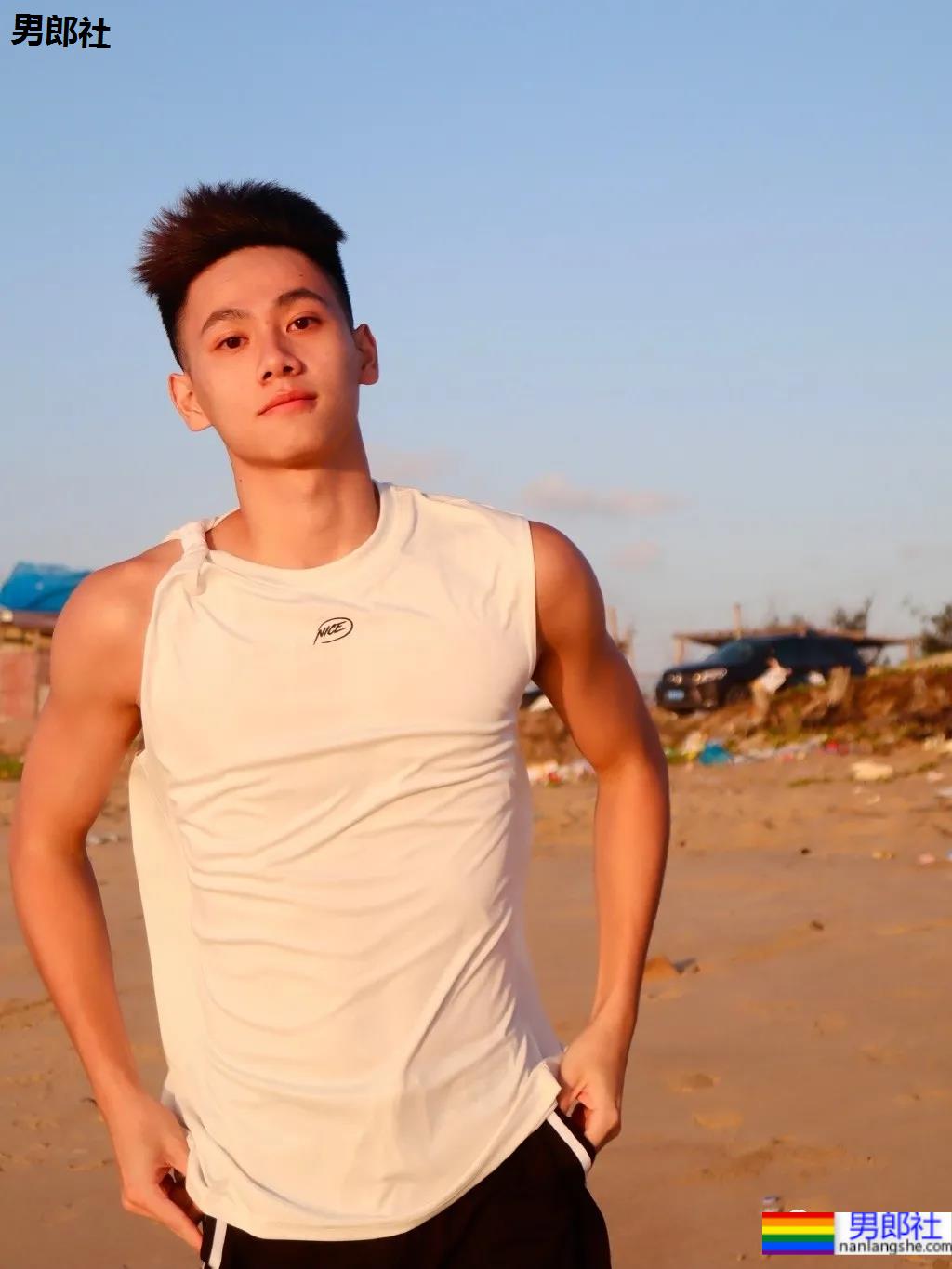 192CM体育生喝奶茶围观军训火了，00年薄肌长腿篮球男孩也太会自拍了！ - 51虹马