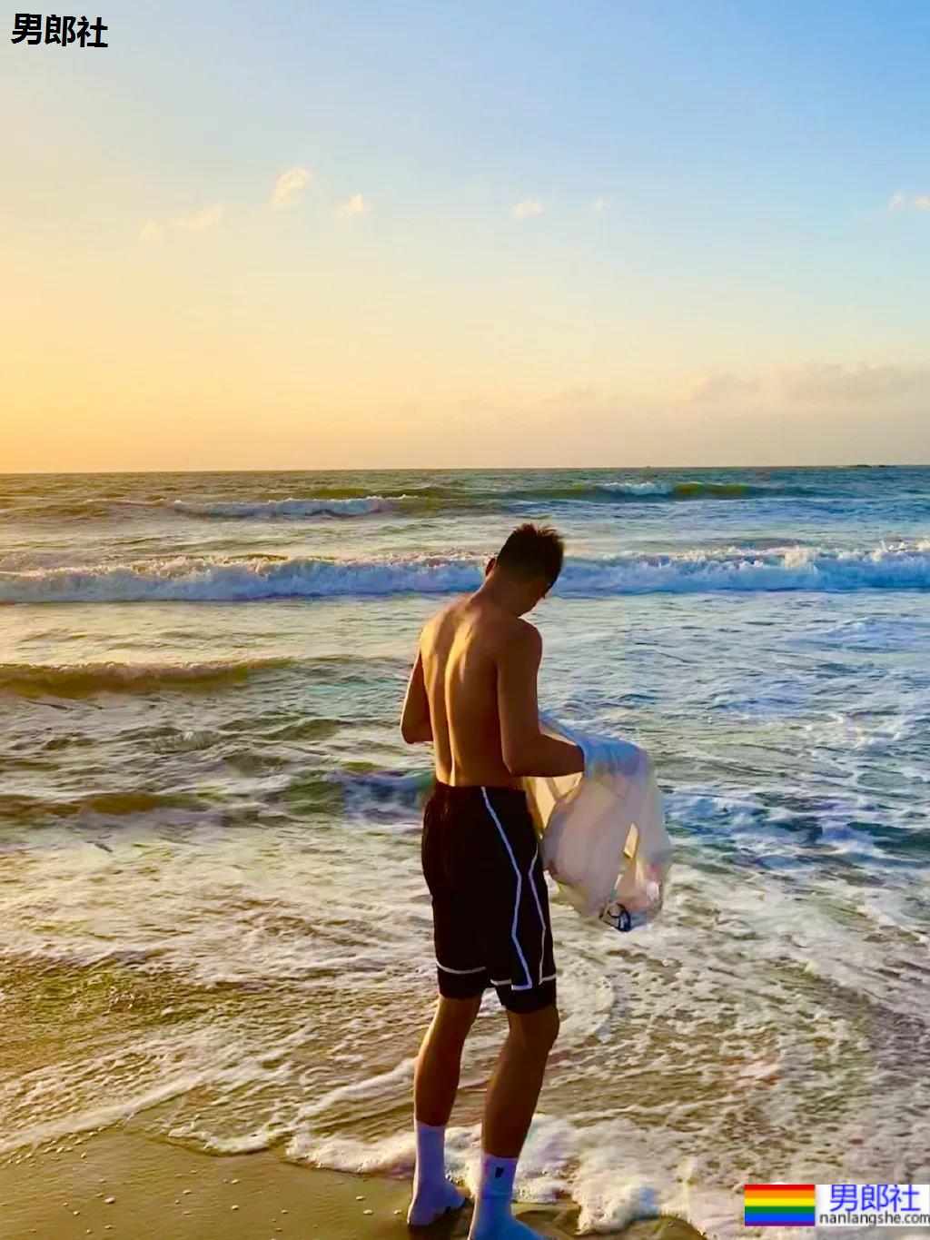 192CM体育生喝奶茶围观军训火了，00年薄肌长腿篮球男孩也太会自拍了！ - 51虹马