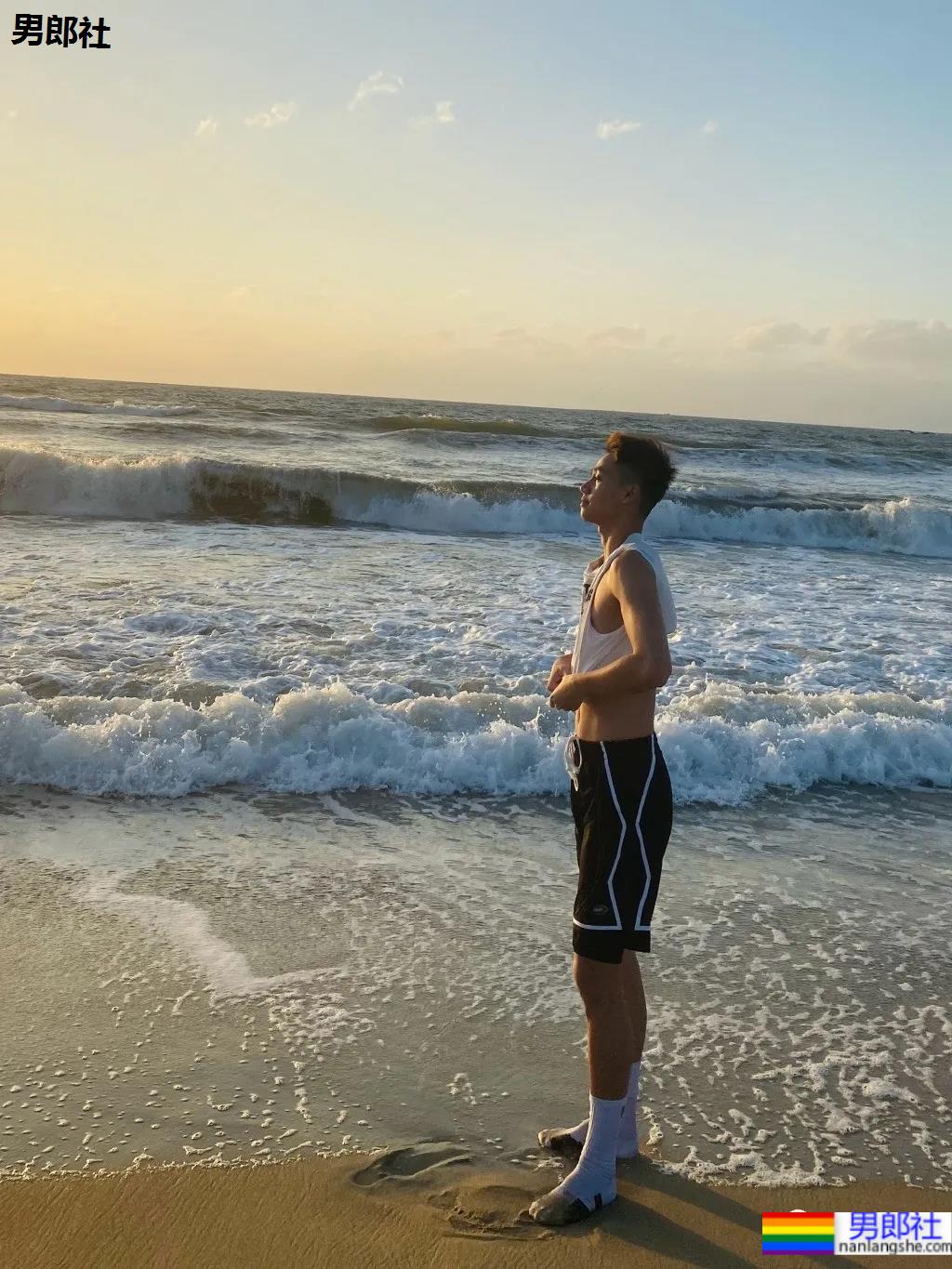 192CM体育生喝奶茶围观军训火了，00年薄肌长腿篮球男孩也太会自拍了！ - 51虹马