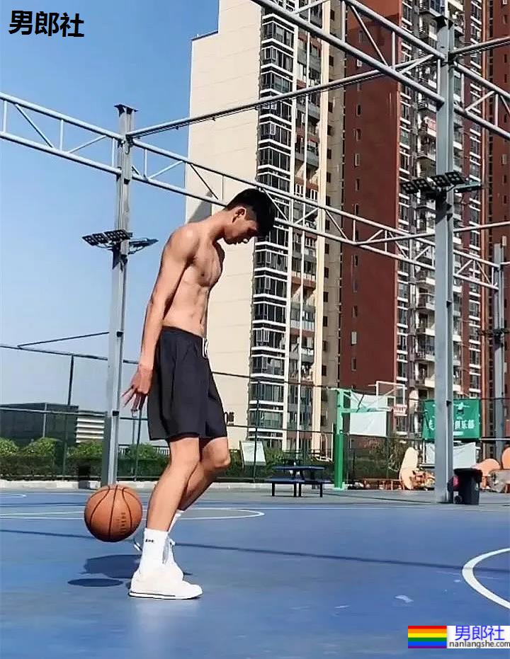 192CM体育生喝奶茶围观军训火了，00年薄肌长腿篮球男孩也太会自拍了！ - 51虹马