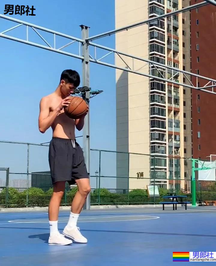 192CM体育生喝奶茶围观军训火了，00年薄肌长腿篮球男孩也太会自拍了！ - 51虹马