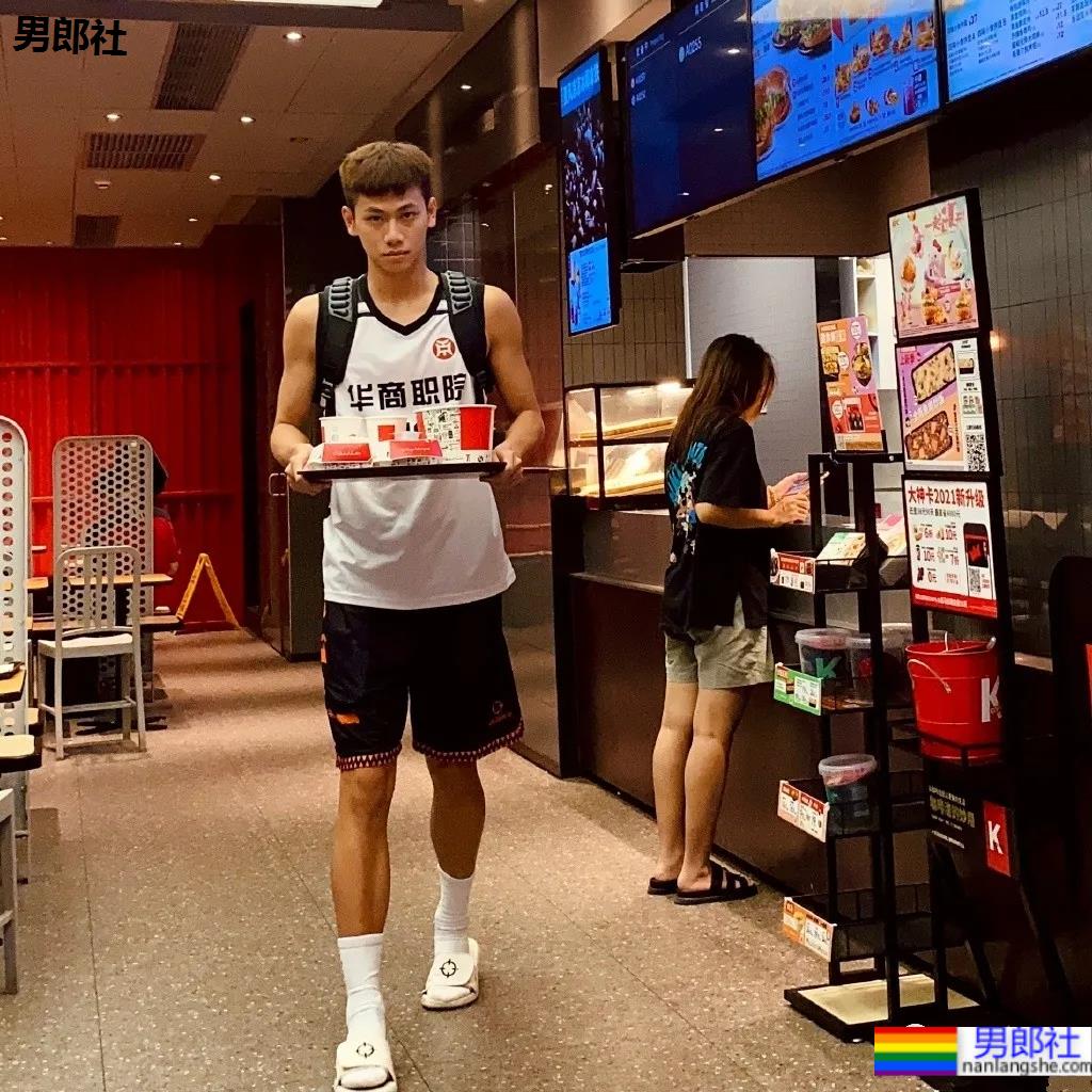 192CM体育生喝奶茶围观军训火了，00年薄肌长腿篮球男孩也太会自拍了！ - 51虹马