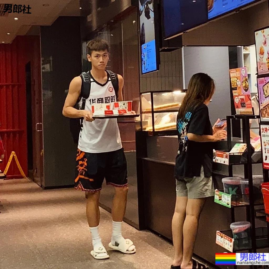 192CM体育生喝奶茶围观军训火了，00年薄肌长腿篮球男孩也太会自拍了！ - 51虹马