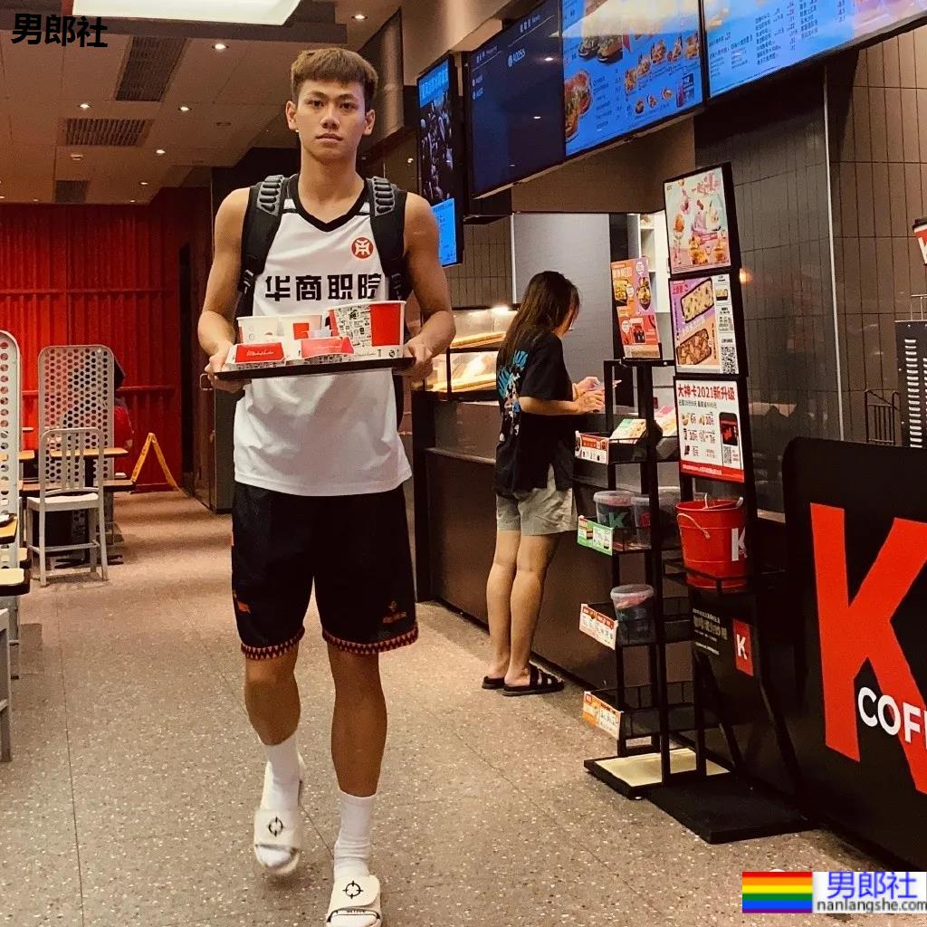 192CM体育生喝奶茶围观军训火了，00年薄肌长腿篮球男孩也太会自拍了！ - 51虹马