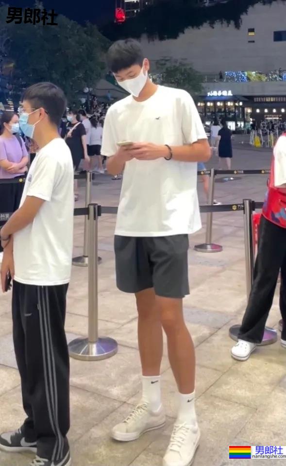 192CM体育生喝奶茶围观军训火了，00年薄肌长腿篮球男孩也太会自拍了！ - 51虹马