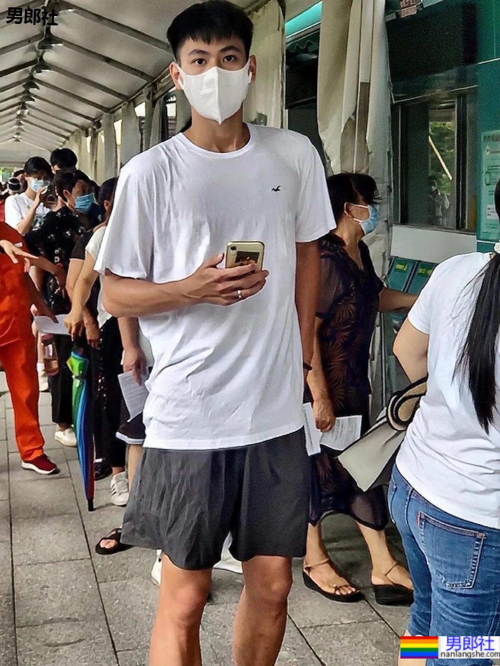 192CM体育生喝奶茶围观军训火了，00年薄肌长腿篮球男孩也太会自拍了！ - 51虹马