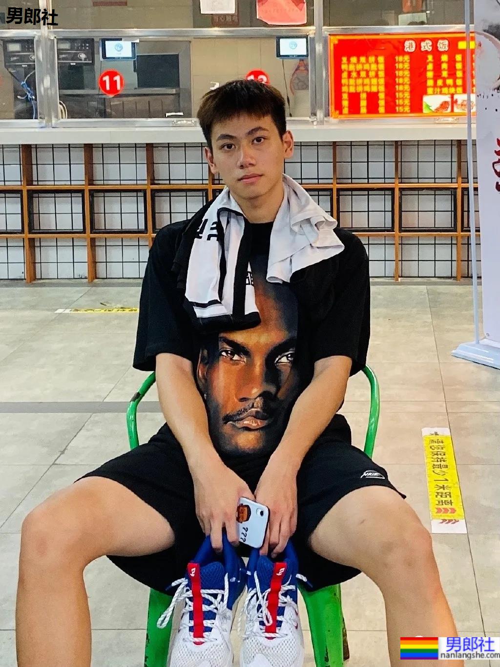 192CM体育生喝奶茶围观军训火了，00年薄肌长腿篮球男孩也太会自拍了！ - 51虹马